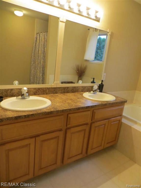 2065 Rochelle Park Drive Rochester Hills, MI 48309 - Photo 10 of 17