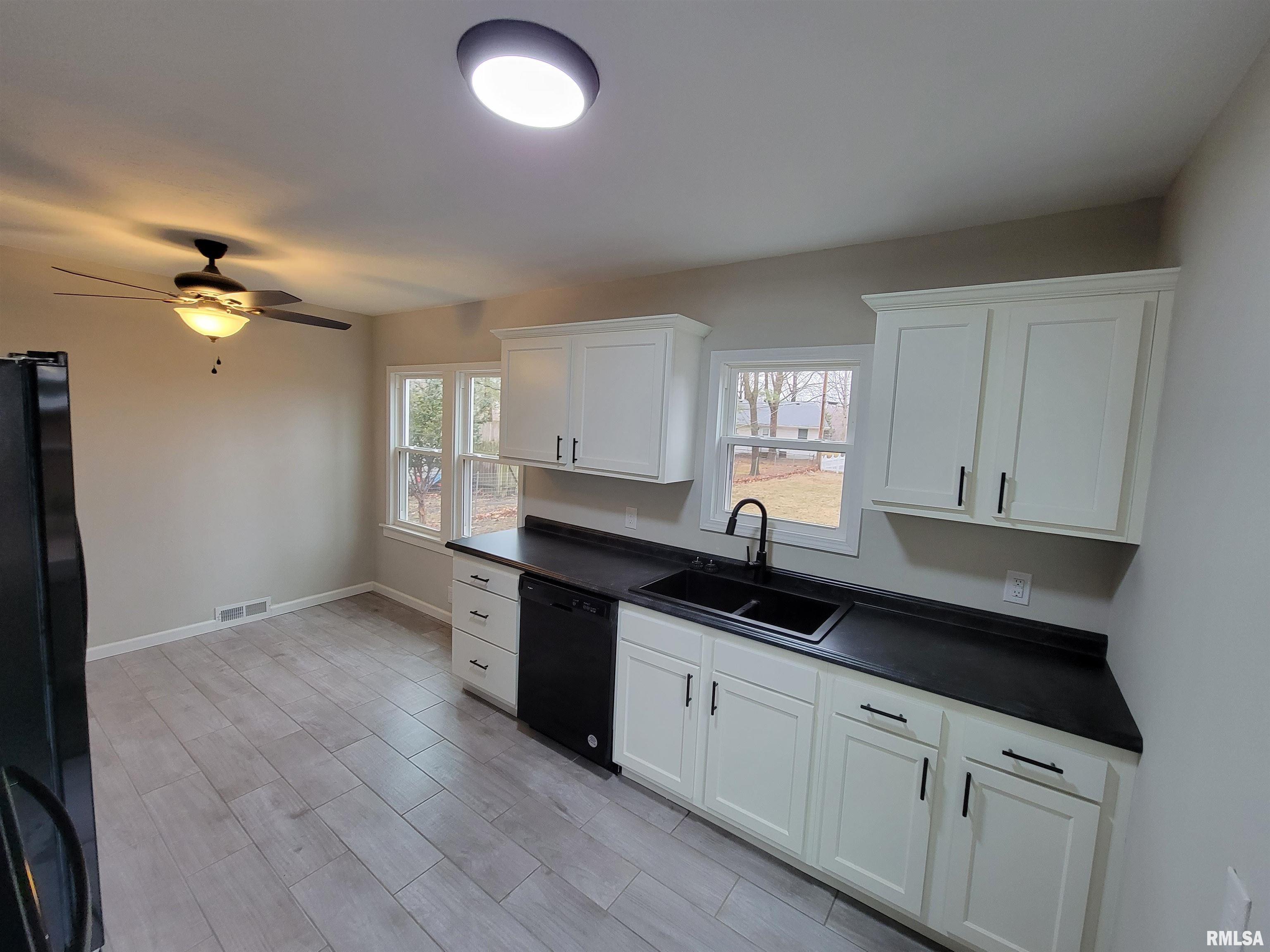 33 Hazel Lane Springfield, IL 62712 - Photo 5 of 18 Gallery Image 5