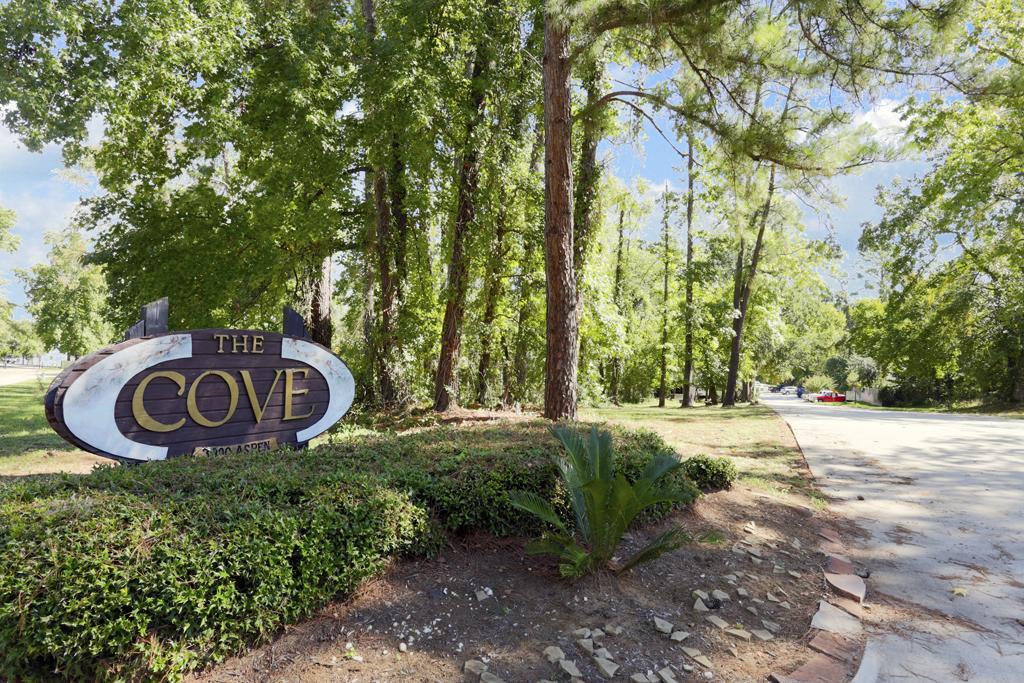 Beautiful condo complex in the front of Walden on Lake Conroe!