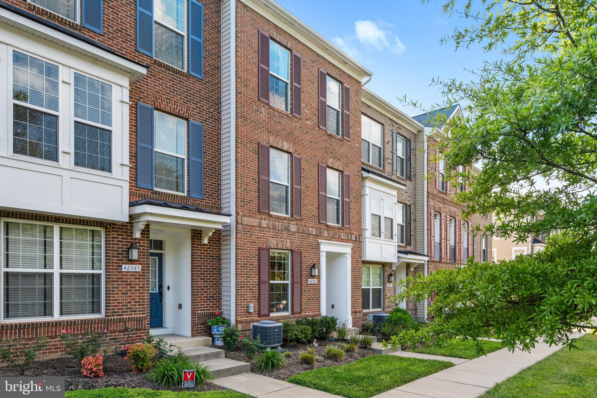 46083 Hall Road Sterling, VA 20166 - Photo 2 of 32