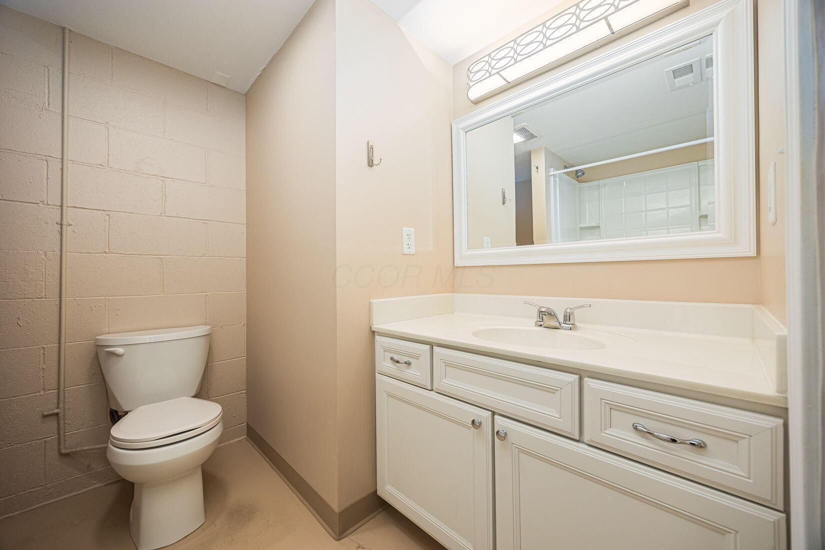 125 South Hamilton Road Columbus, OH 43230 - Photo 30 of 65 Full Bath