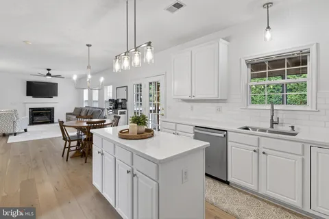 $824,900 | 242 Fox Chase Street, Warrenton, VA 20186