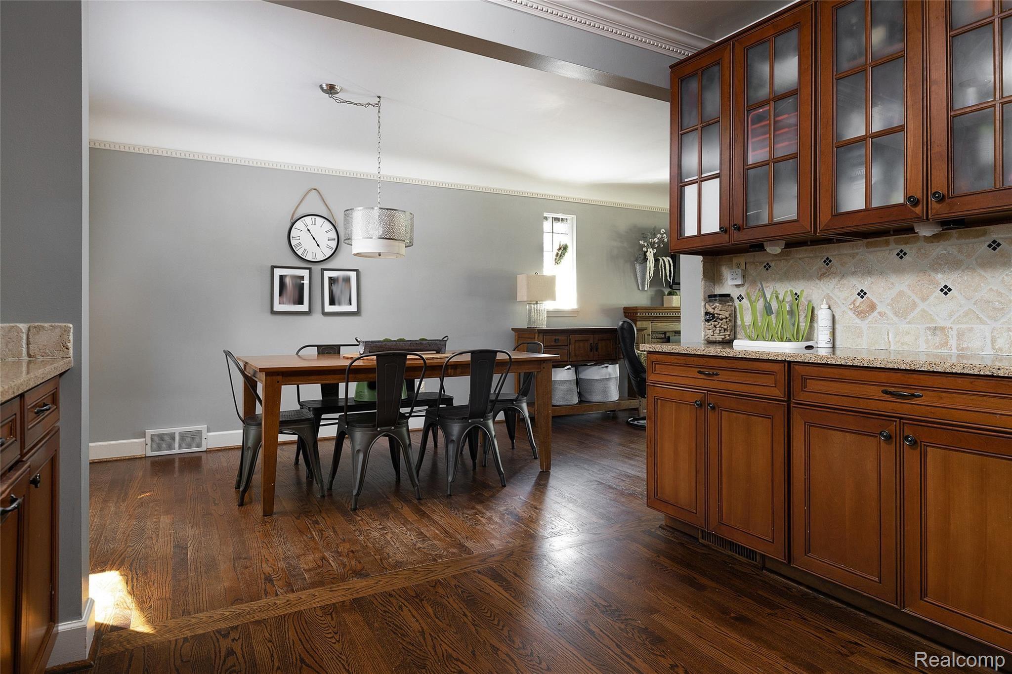1827 Newcastle Road Grosse Pointe, MI 48236 - Photo 11 of 32 11.jpg