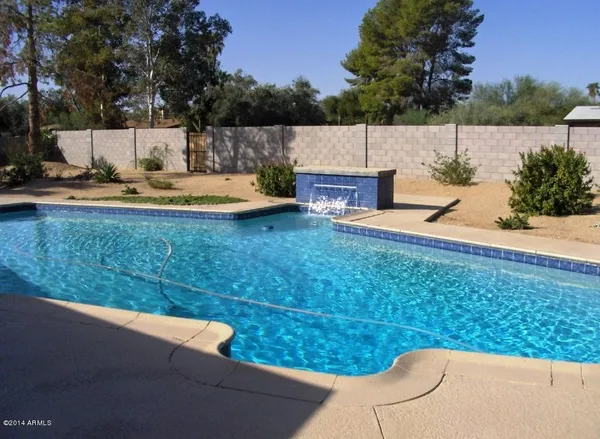 a view of back yard of the house