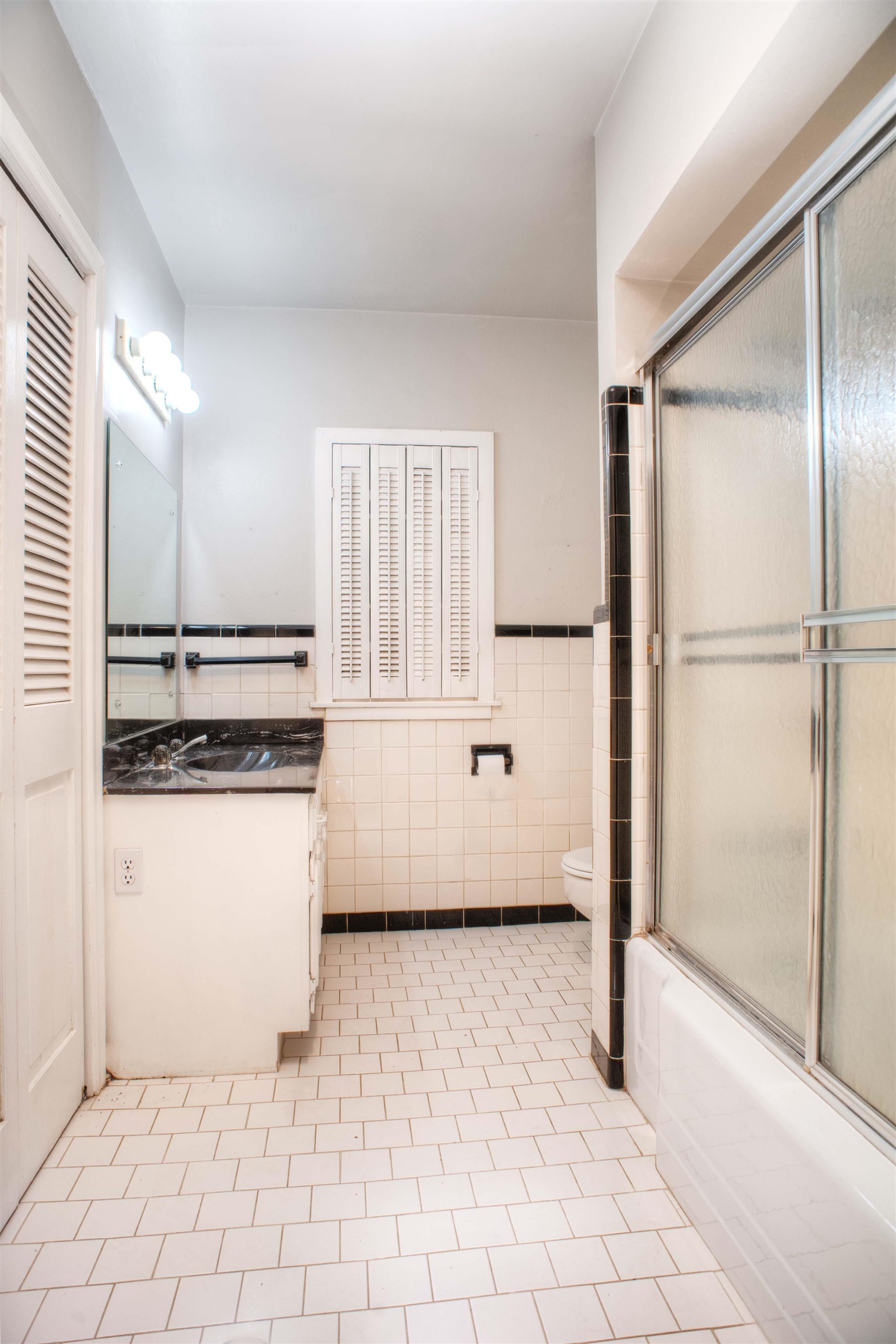 5270 Cole Road Memphis, TN 38120 - Photo 13 of 20 Hallway Full Bath features a Tub/Shower Combo and the Laundry Closet.