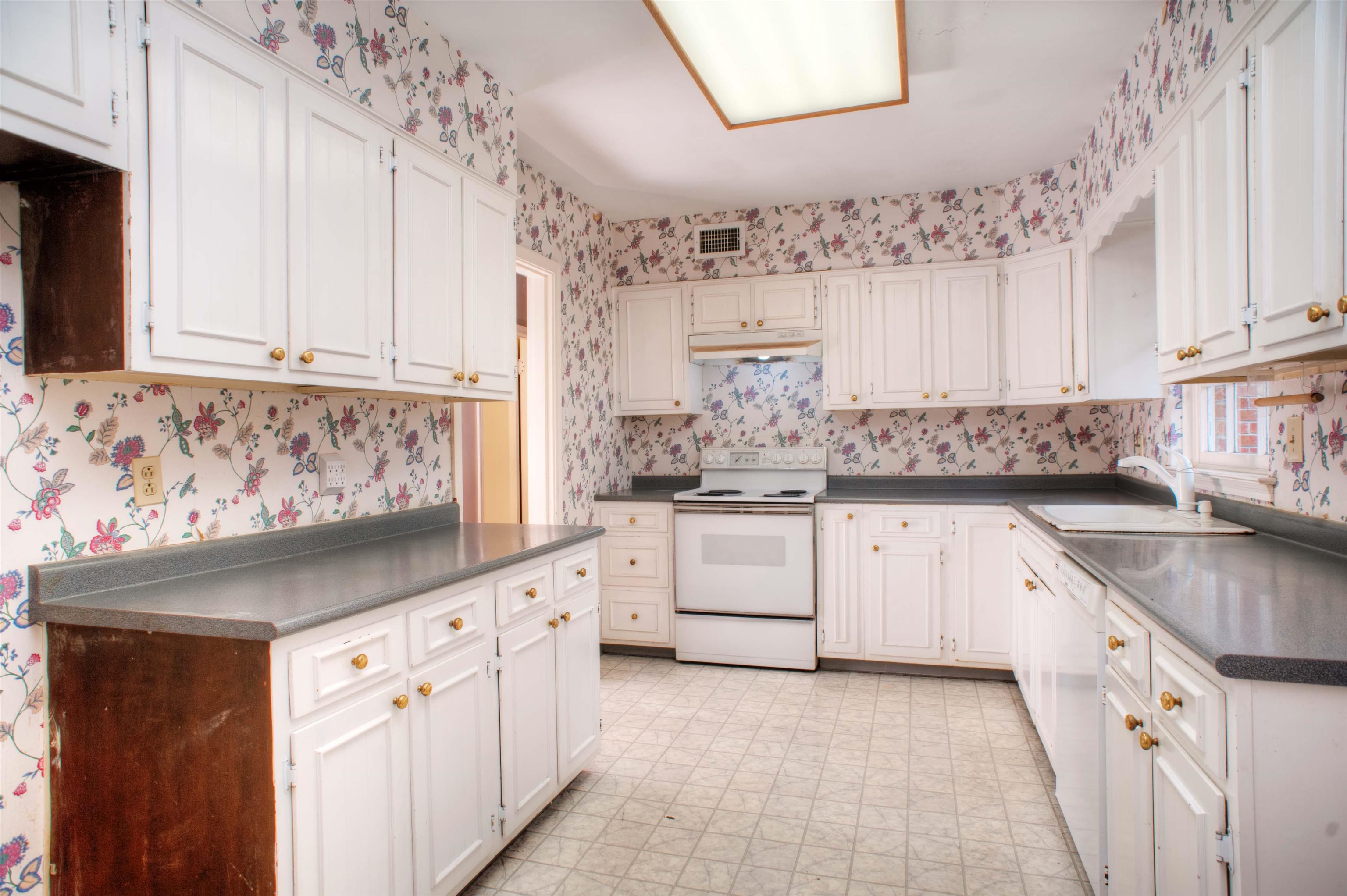 5270 Cole Road Memphis, TN 38120 - Photo 5 of 20 14x09 KITCHEN - This Kitchen Offers an Electric Range Oven, Dishwasher, Disposal, Durable Vinyl Flooring, and Formica Countertops. Ample Storage Includes 28 Cabinets and 10 Drawers
