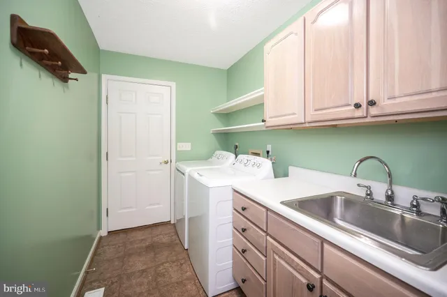 a close view of sink and tap