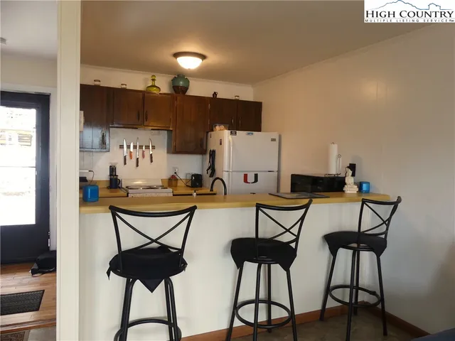 a dinning room that has a table and chairs in it