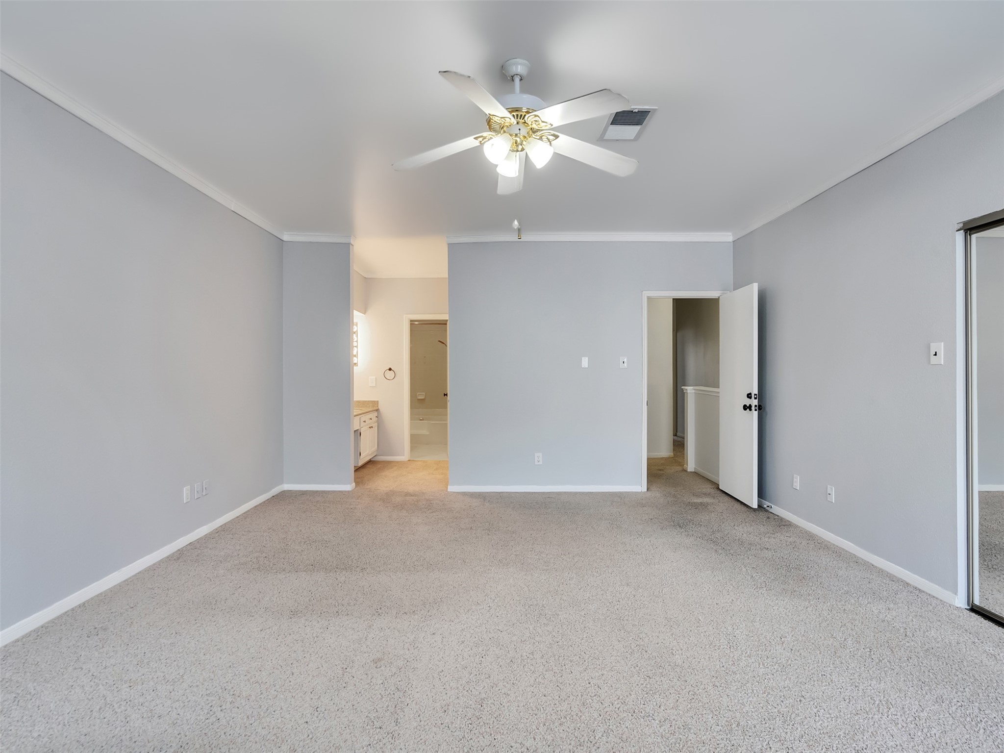 4001 Tanglewilde Street, Unit 605 Houston, TX 77063 - Photo 20 of 29 a view of an empty room with a ceiling fan