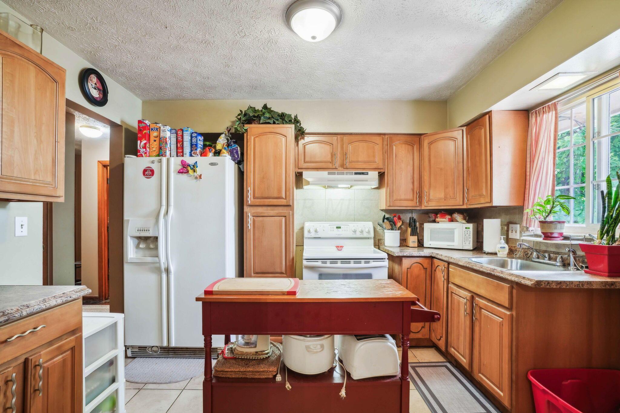 1211 Bernhard Road Columbus, OH 43227 - Photo 9 of 33 9-web-or-mls-1211-bernhard-rd