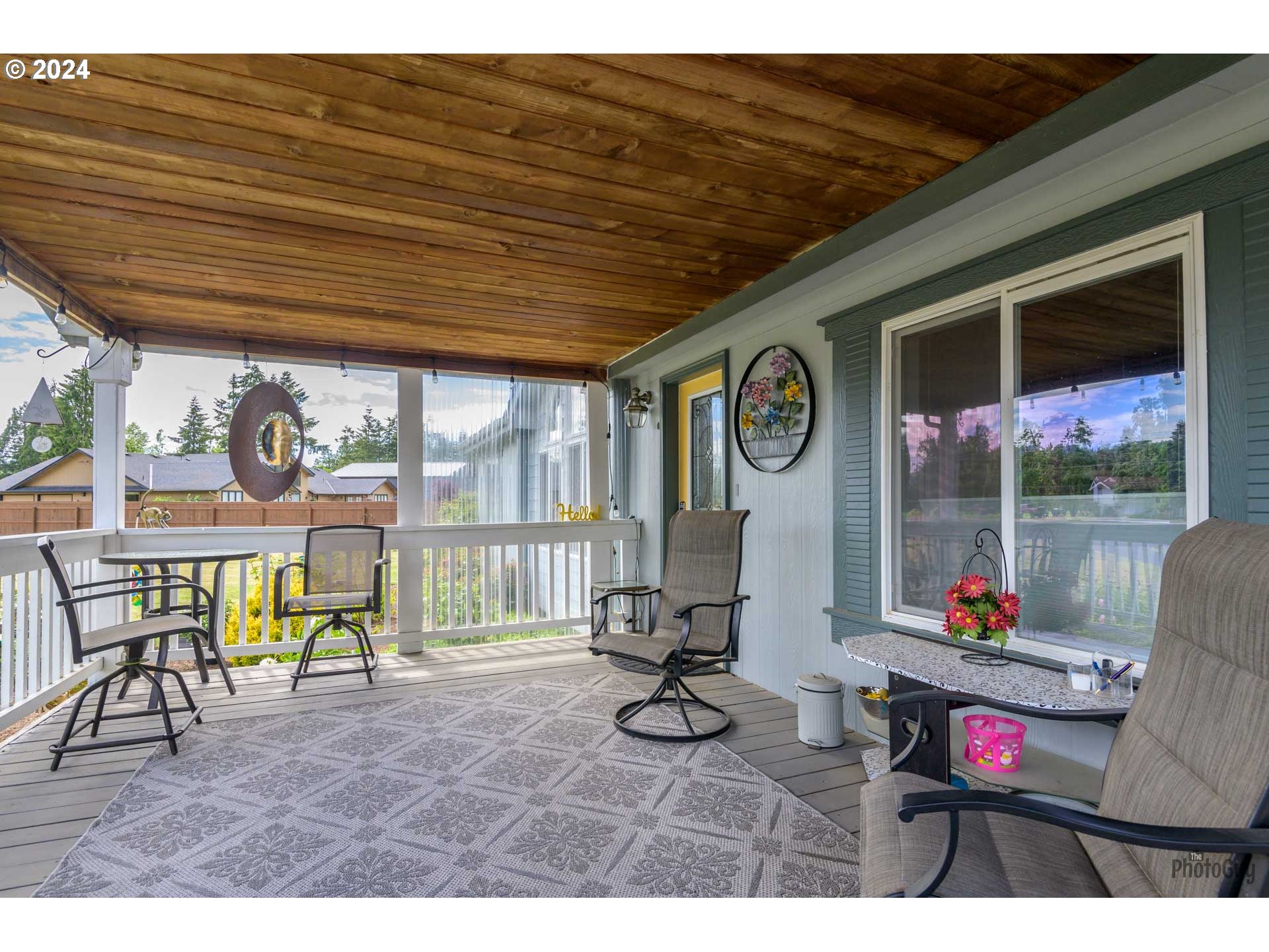90640 Marcola Road Springfield, OR 97478 - Photo 33 of 40 a living room with furniture
