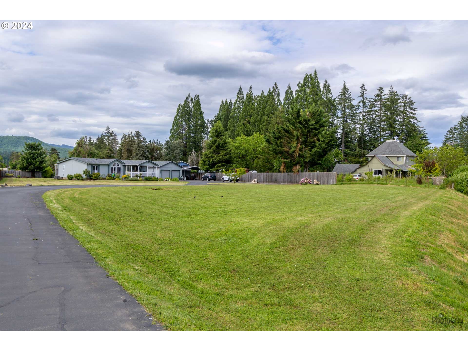 90640 Marcola Road Springfield, OR 97478 - Photo 38 of 40 a view of a golf course with a garden