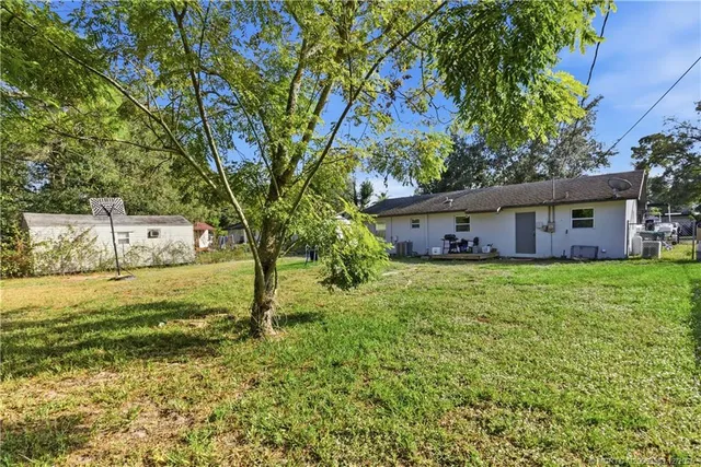 a view of a house with a yard