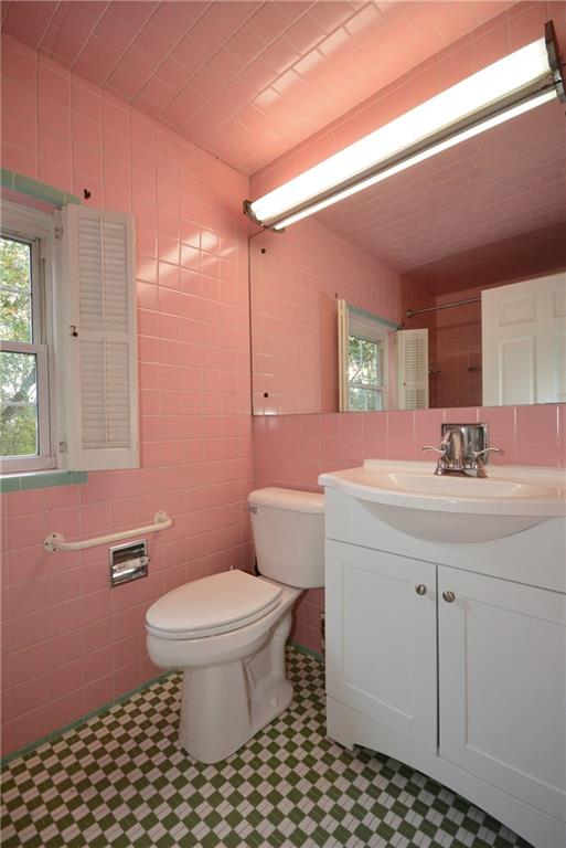 101 Colonial Drive McKees Rocks, PA 15136 - Photo 14 of 25 Second floor full bathroom.
