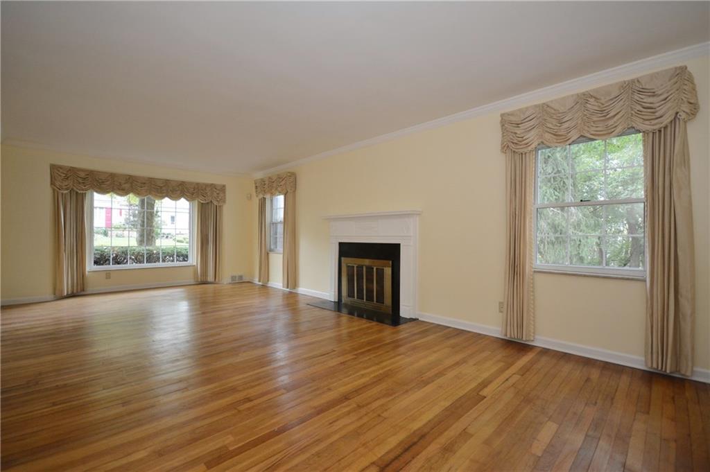 101 Colonial Drive McKees Rocks, PA 15136 - Photo 7 of 25 Bright and airy living room