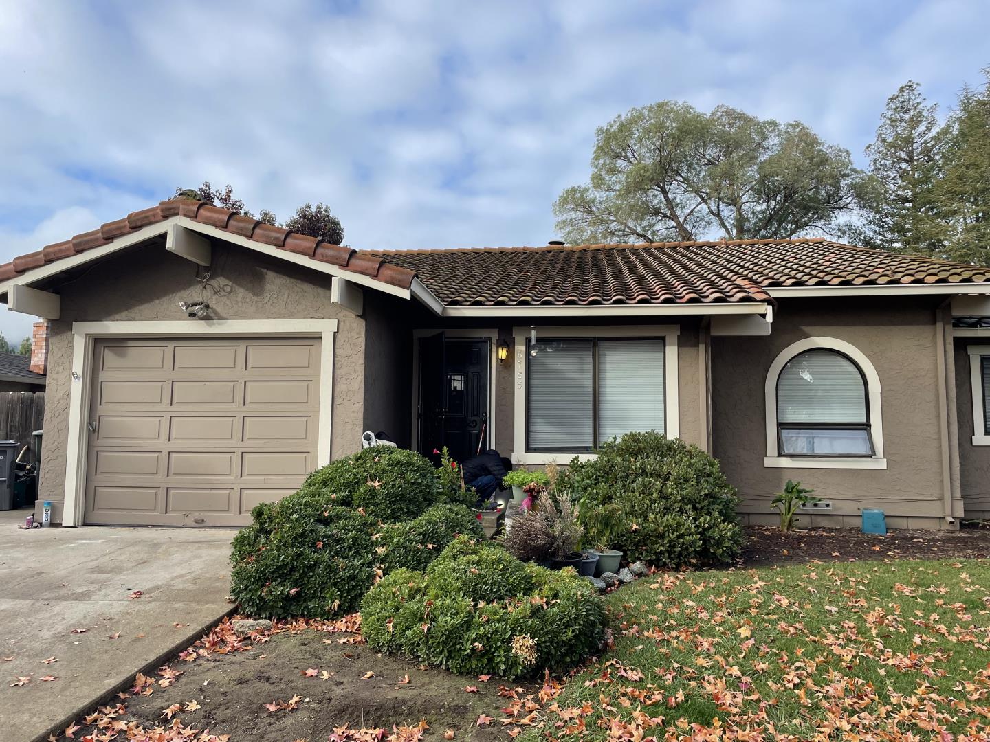 6790 Filbro Drive Gilroy, CA 95020 - Photo 4 of 43 a front view of a house with a garden