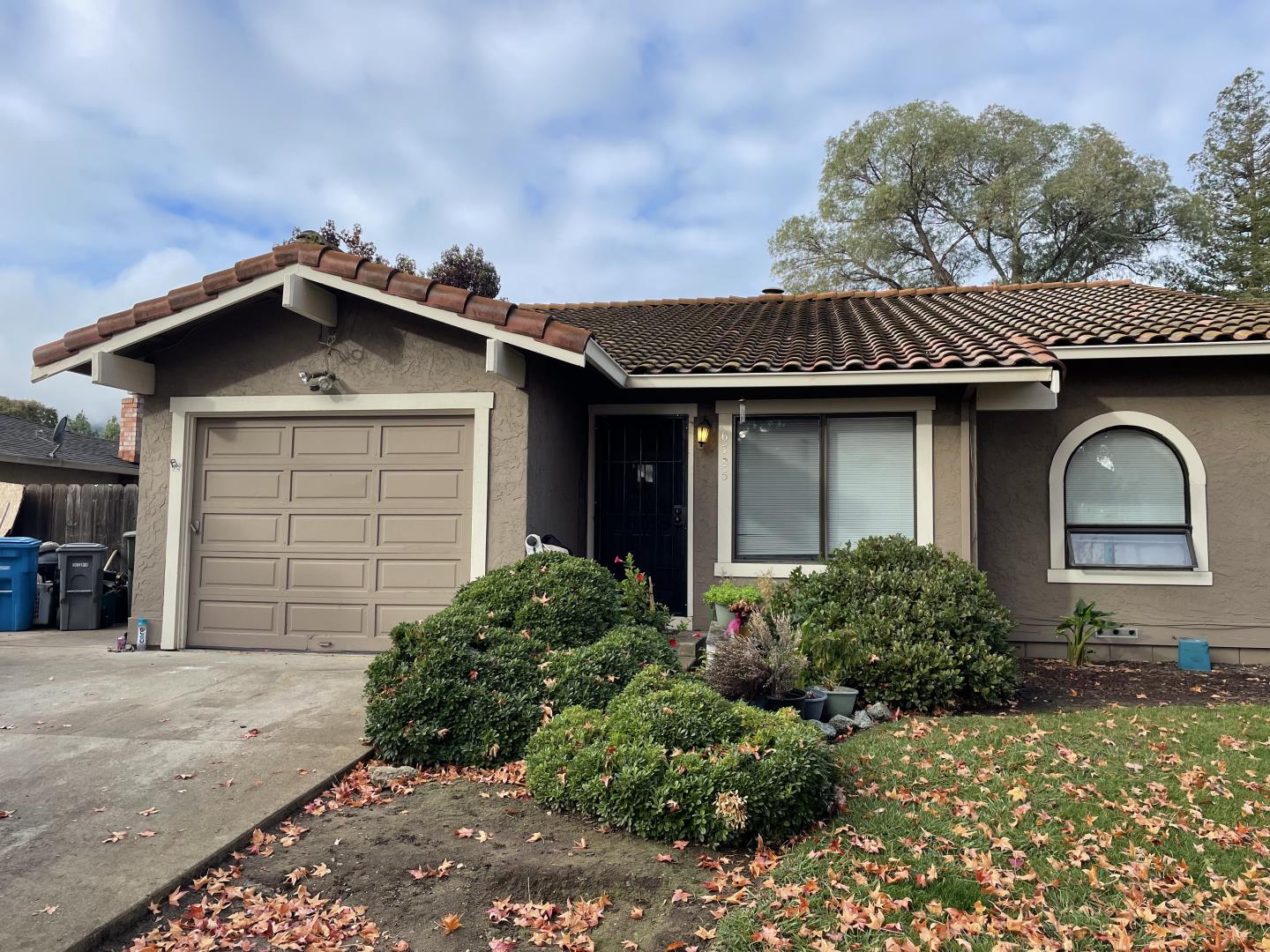 6790 Filbro Drive Gilroy, CA 95020 - Photo 5 of 43 a front view of a house with a garden