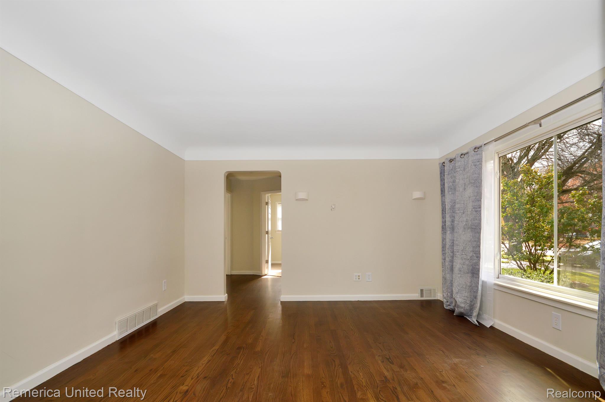 9650 Farmington Road Livonia, MI 48150 - Photo 10 of 15 Coved ceiling