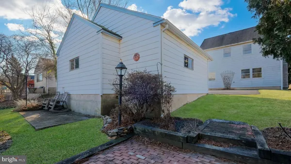 a view of a house with backyard and garden