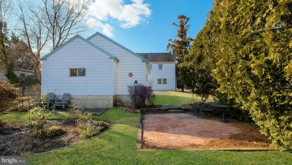 a view of a yard in front of a house with plants