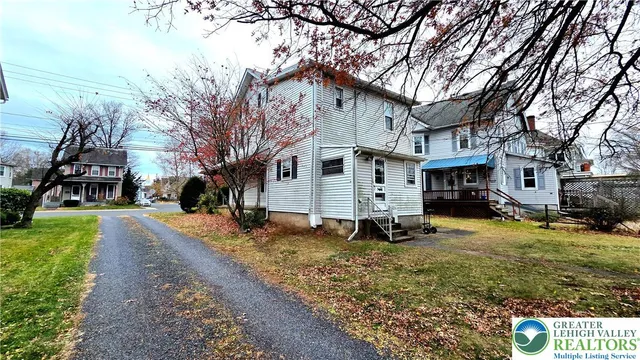 a view of a house with a yard