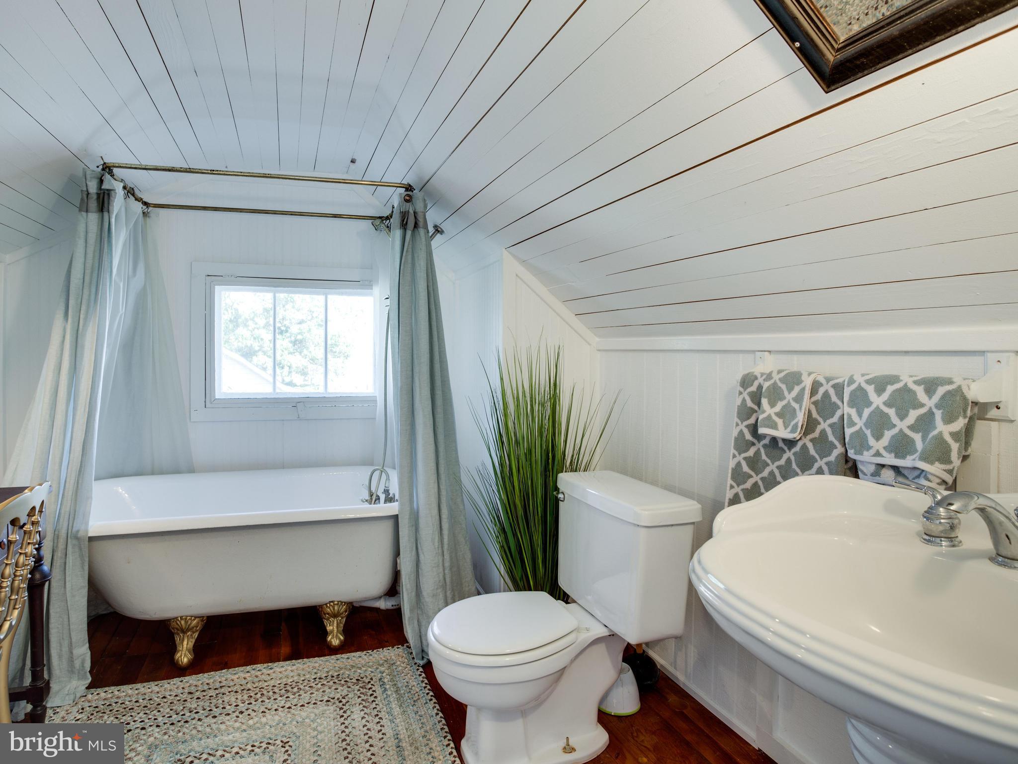 4737 Oak Road Shady Side, MD 20764 - Photo 19 of 30 Private bath on upper level 3rd bedroom