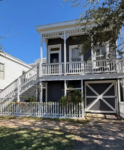 $1,700 | 606 14th Street, Galveston, TX 77550
