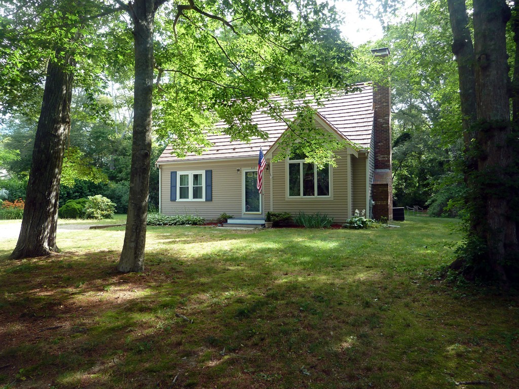 a view of a house with backyard and garden