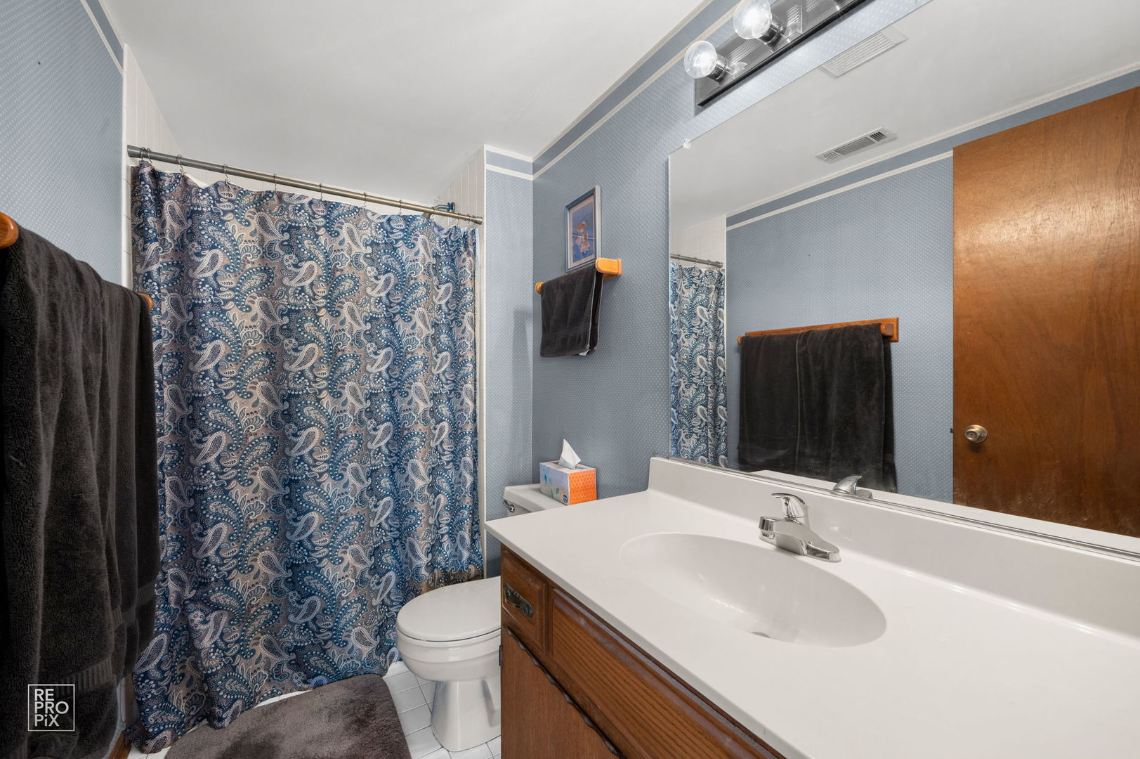 3235 192nd Street Lansing, IL 60438 - Photo 21 of 28 a bathroom with a sink toilet and shower