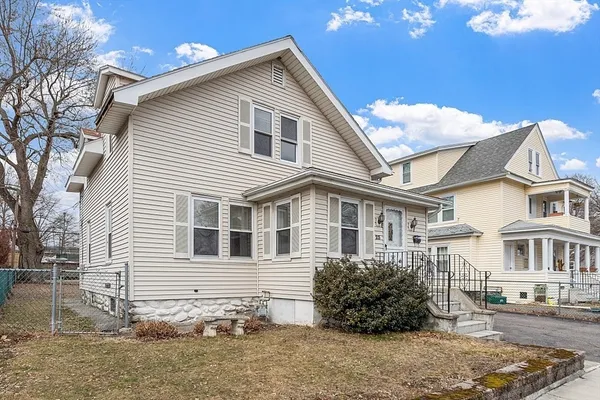 $2,800 | 23 Carver Street, Worcester, MA 01604