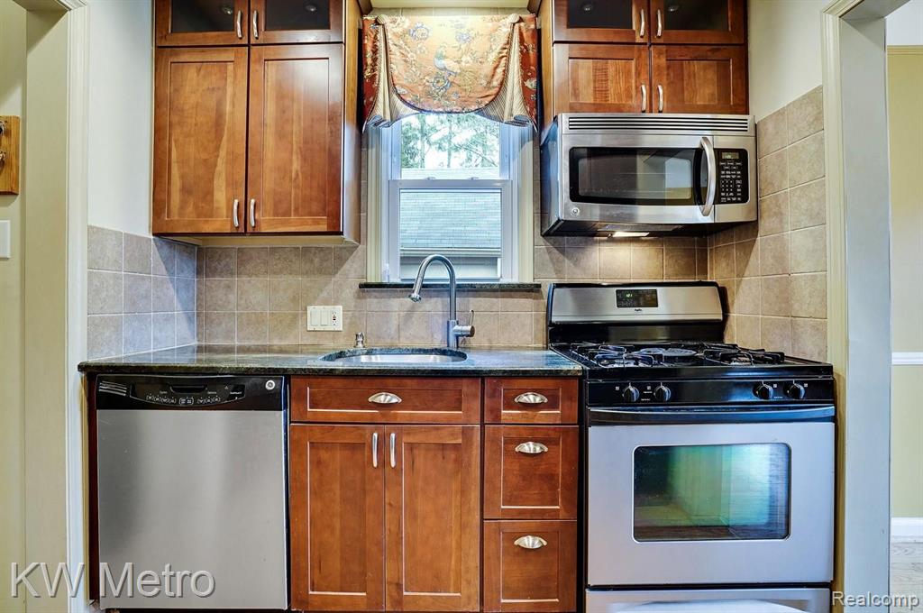 31675 Lahser Road Beverly Hills, MI 48025 - Photo 11 of 28