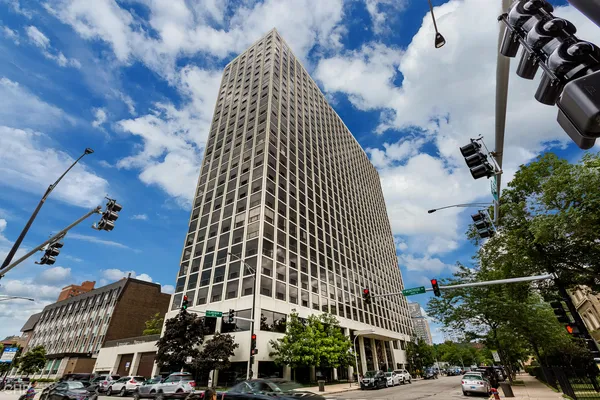 $1,900 | 4343 North Clarendon Avenue, Unit 2201, Chicago, IL 60613