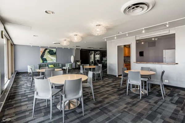 $1,900 | 4343 North Clarendon Avenue, Unit 2201, Chicago, IL 60613