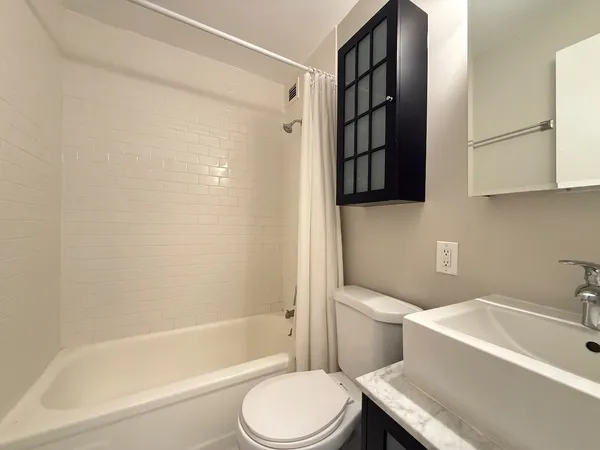 $1,900 | 4343 North Clarendon Avenue, Unit 2201, Chicago, IL 60613