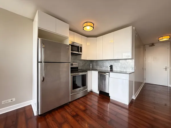 $1,900 | 4343 North Clarendon Avenue, Unit 2201, Chicago, IL 60613