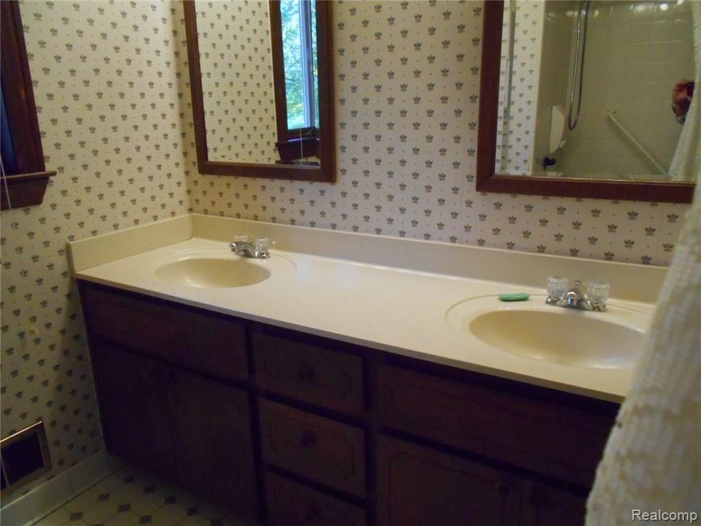 2060 Chalet Drive Rochester, MI 48309 - Photo 17 of 26 Main bathroom