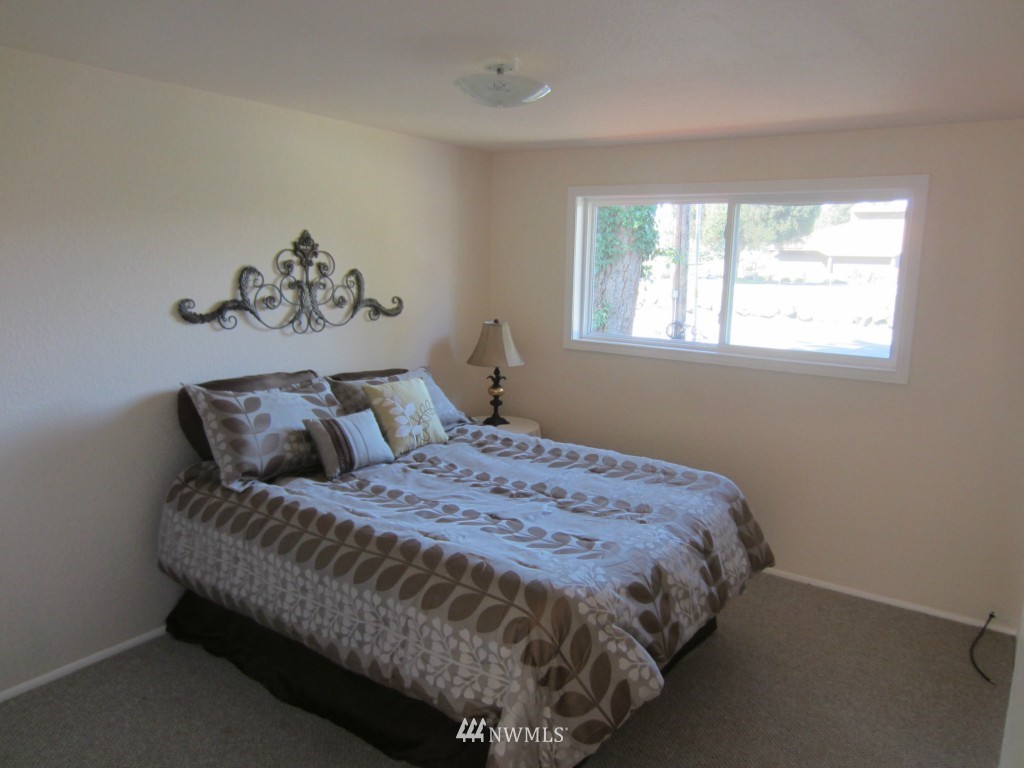 8310 196th Street Southwest Edmonds, WA 98026 - Photo 7 of 12 Gallery Image 7