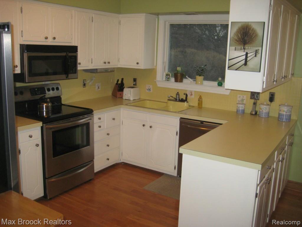16 Shagbark Drive Rochester, MI 48309 - Photo 20 of 32 KITCHEN W/ SS APPLIANCES & WOOD FLR.