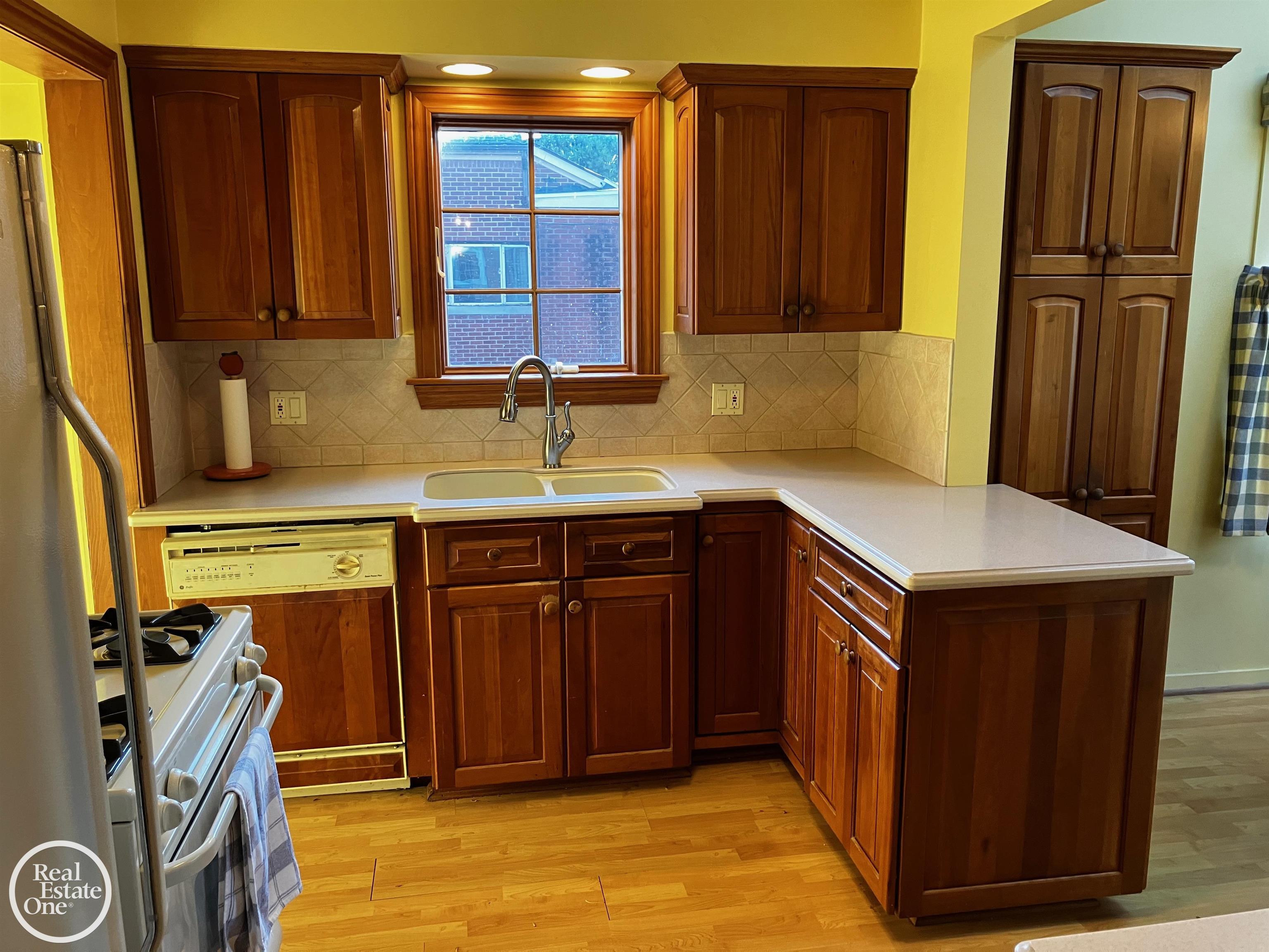 735 Hampton Road Grosse Pointe Woods, MI 48236 - Photo 10 of 27