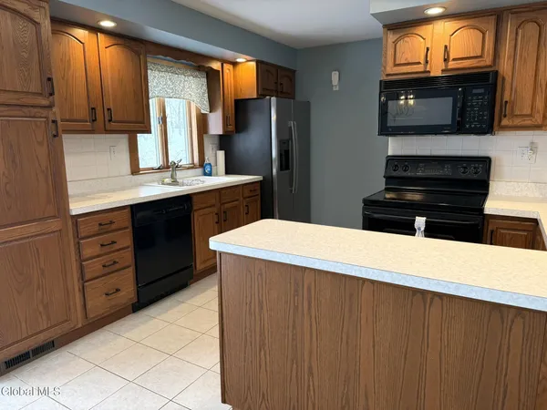 $2,500 | 10 Willey Street, Albany, NY 12203