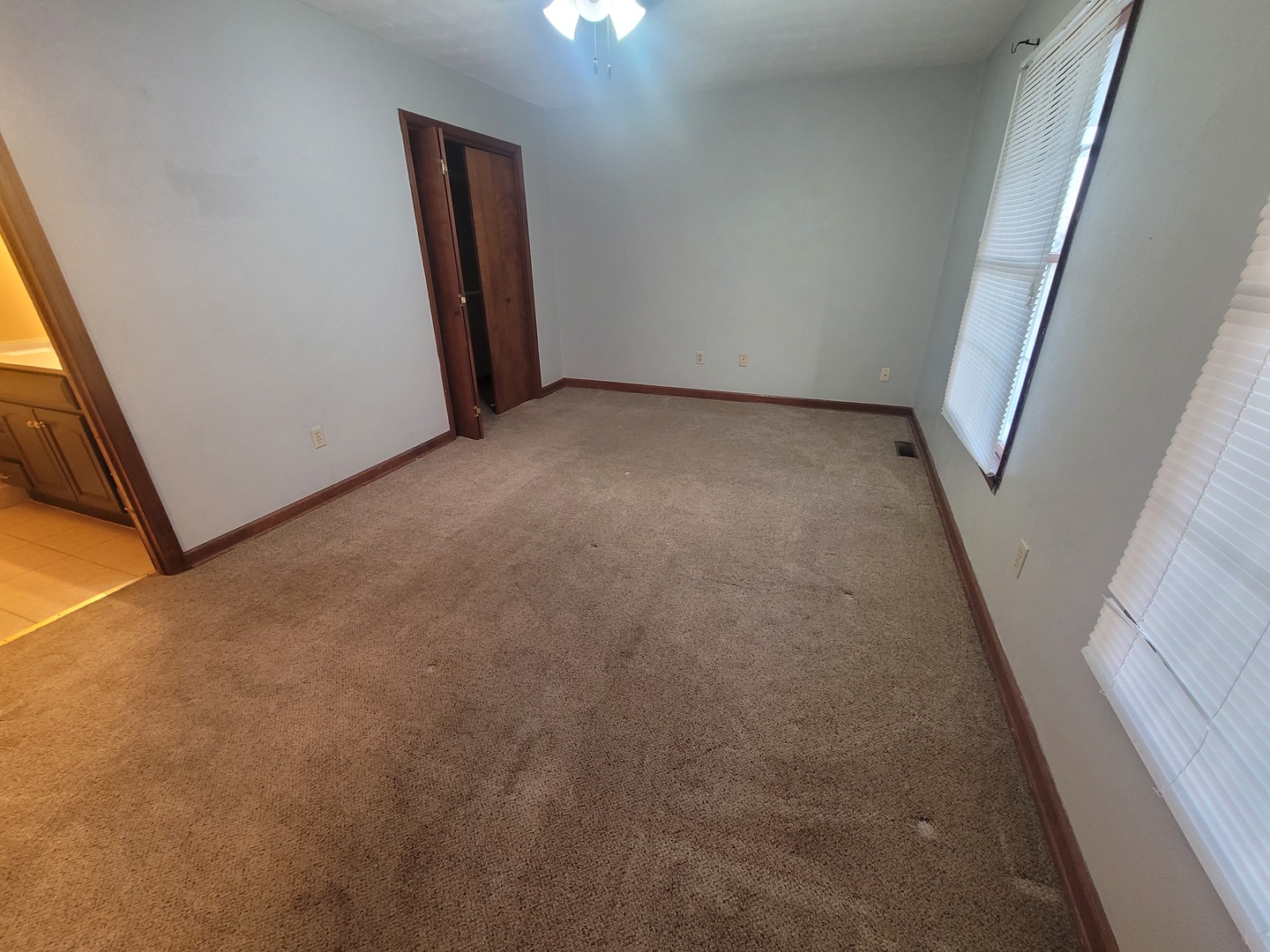 524 North 34th Street Mount Vernon, IL 62864 - Photo 9 of 34 an empty room with windows