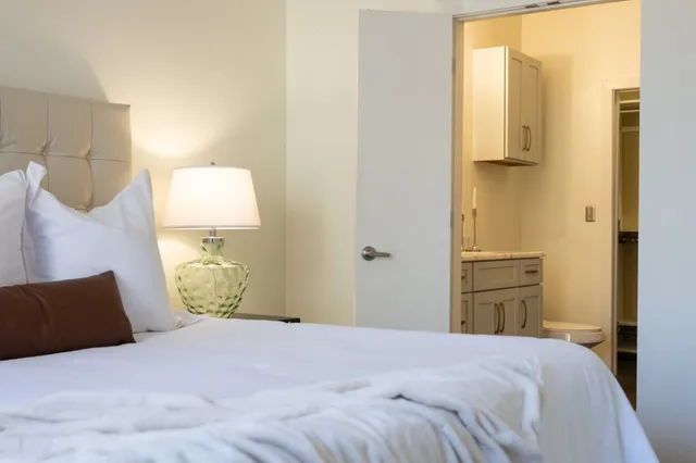 a en suite bathroom with a double vanity sink and a mirror