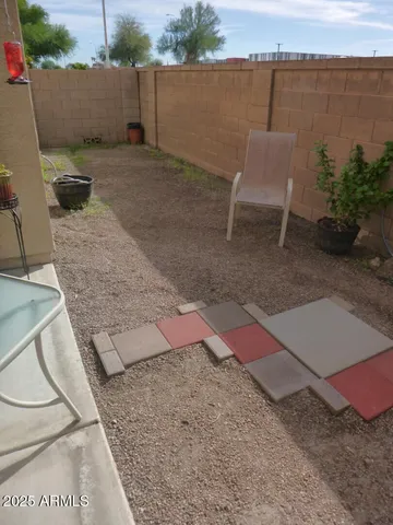 a view of a backyard