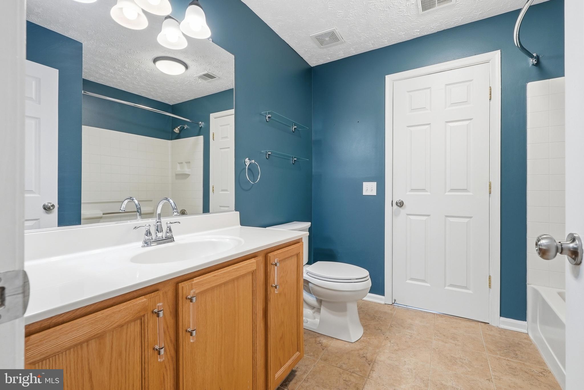2054 Quaker Way, Unit 9 Annapolis, MD 21401 - Photo 22 of 29 Dual-access full bah serving bedroom 2 & foyer