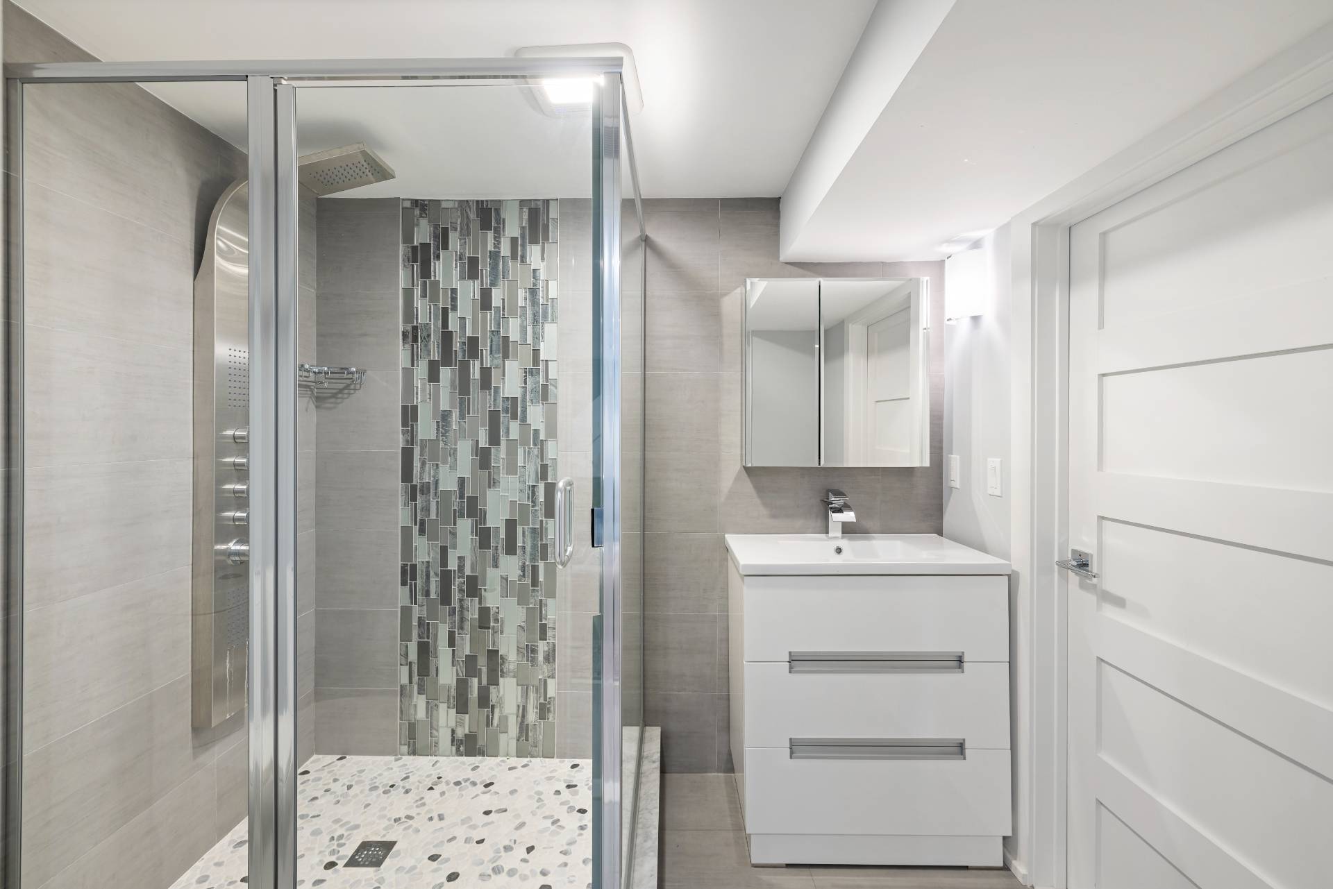 27 Landfall Road East Hampton, NY 11937 - Photo 18 of 24 a bathroom with a sink and a mirror