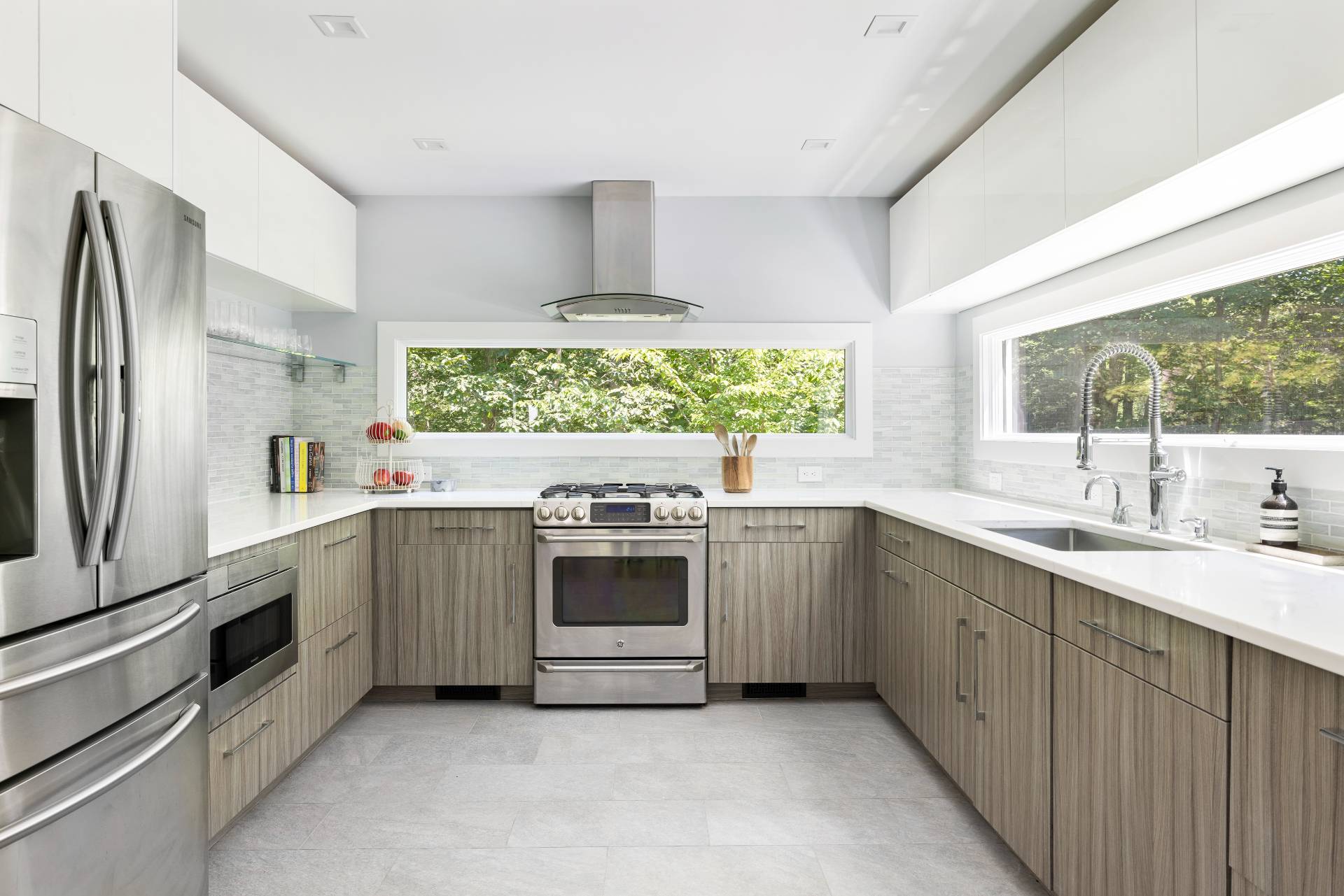 27 Landfall Road East Hampton, NY 11937 - Photo 8 of 24 a kitchen with a sink stove and refrigerator