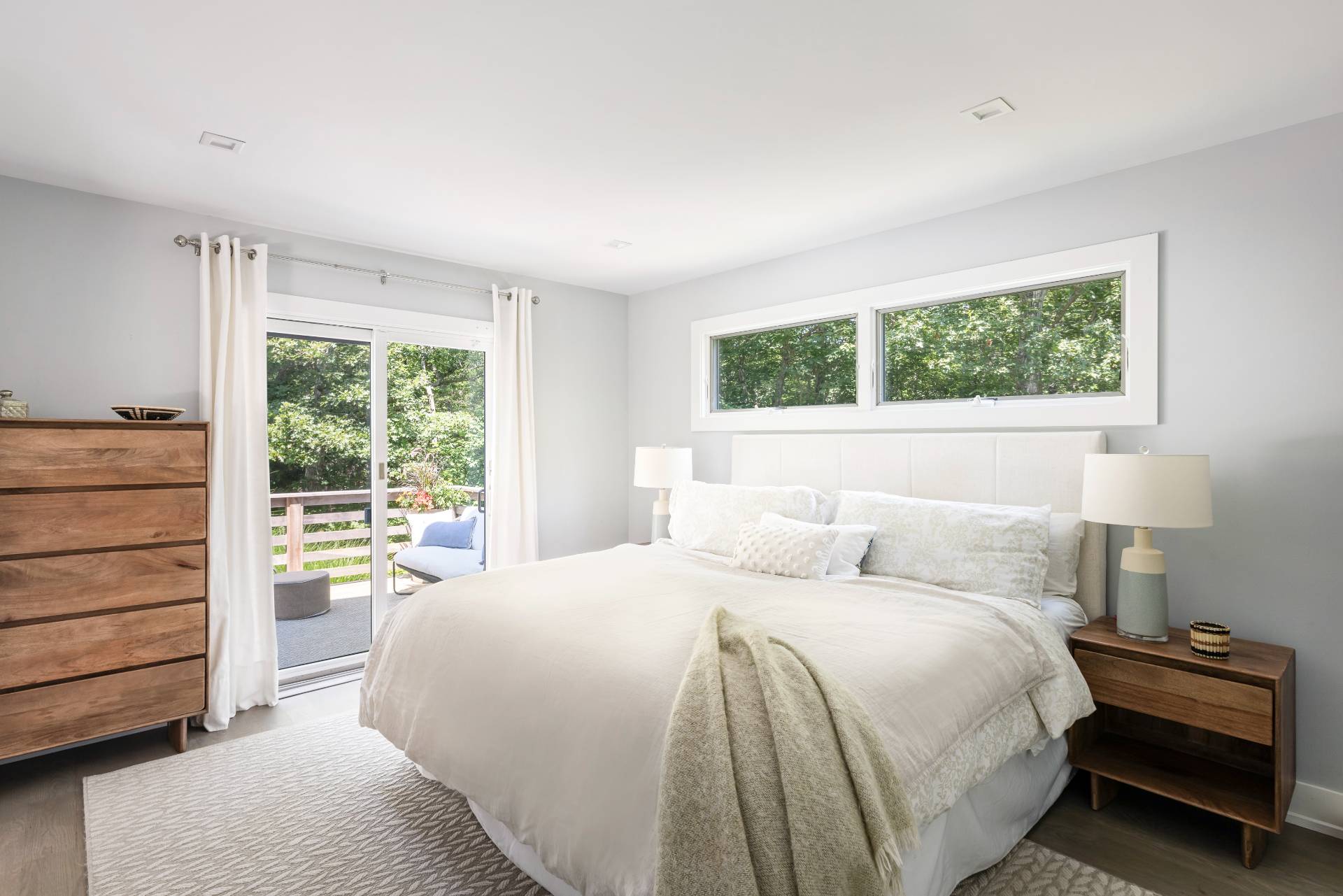 27 Landfall Road East Hampton, NY 11937 - Photo 9 of 24 a bedroom with a bed and a window