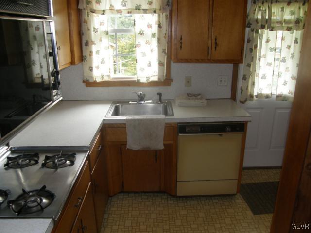 827 Magnolia Road Hellertown, PA 18055 - Photo 4 of 7 Gallery Image 4
