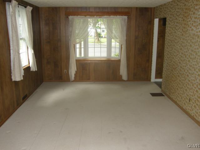 827 Magnolia Road Hellertown, PA 18055 - Photo 6 of 7 Gallery Image 6