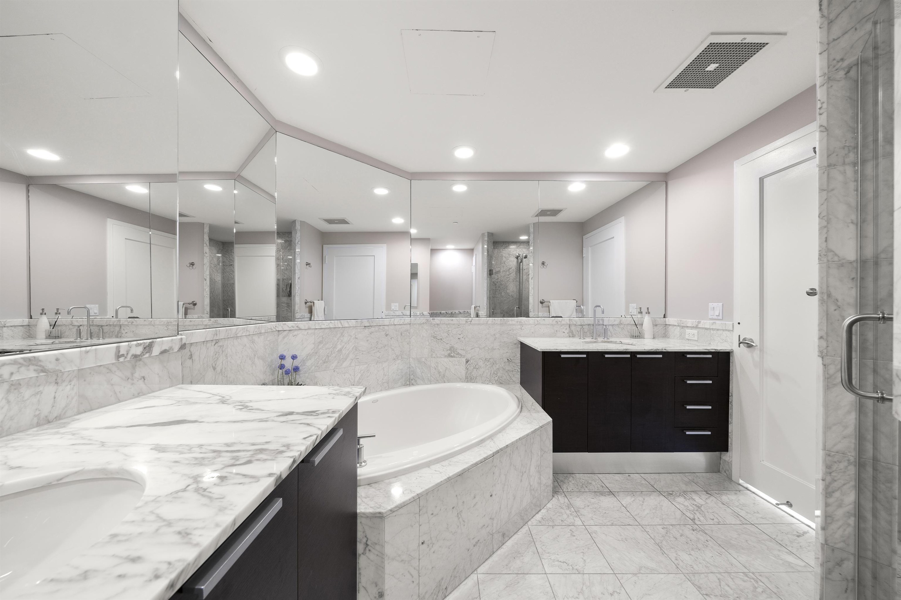 8100 River Road, Unit 1011 North Bergen, NJ 07047 - Photo 14 of 35 a large bathroom with a large tub and sink